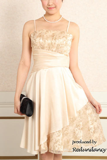 ベージュのレース×サテンフレアドレス