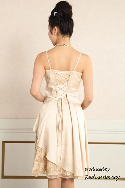 ベージュのレース×サテンフレアドレス