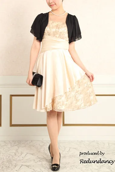 ベージュのレース×サテンフレアドレス