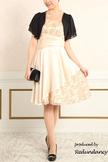 ベージュのレース×サテンフレアドレス