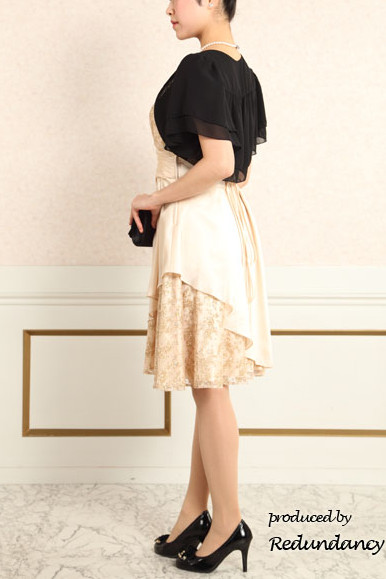 ベージュのレース×サテンフレアドレス