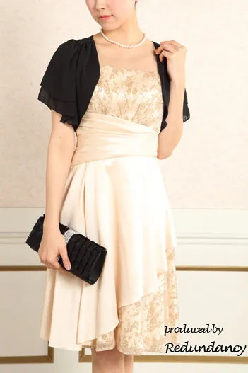 ベージュのレース×サテンフレアドレス