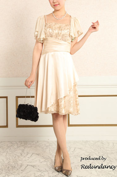 ベージュのレース×サテンフレアドレス