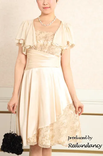 ベージュのレース×サテンフレアドレス