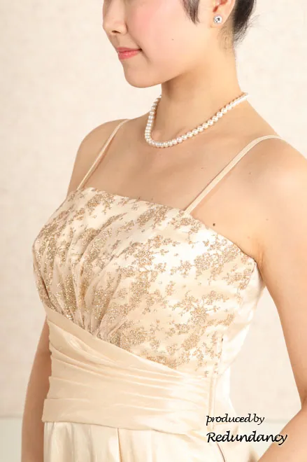 ベージュのレース×サテンフレアドレス