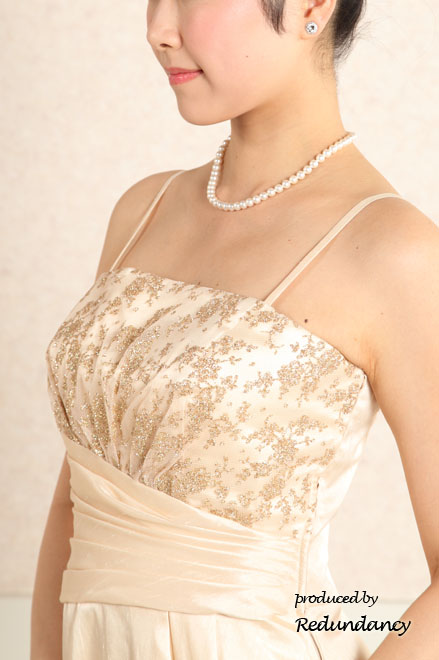 ベージュのレース×サテンフレアドレス