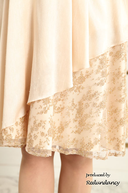 ベージュのレース×サテンフレアドレス