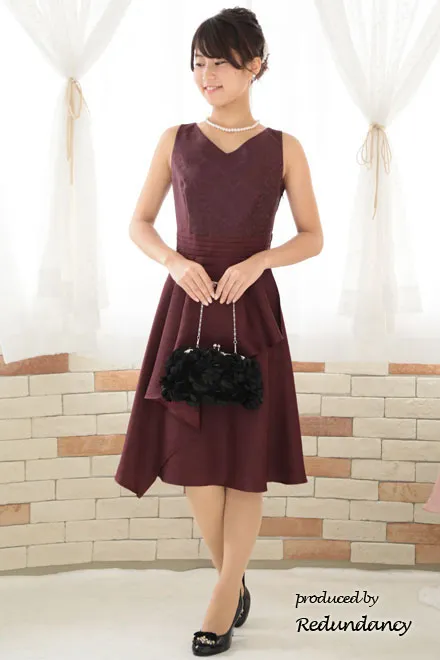 ワインレッドのアシンメトリーシャンタンドレス