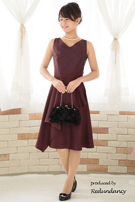 ワインレッドのアシンメトリーシャンタンドレス