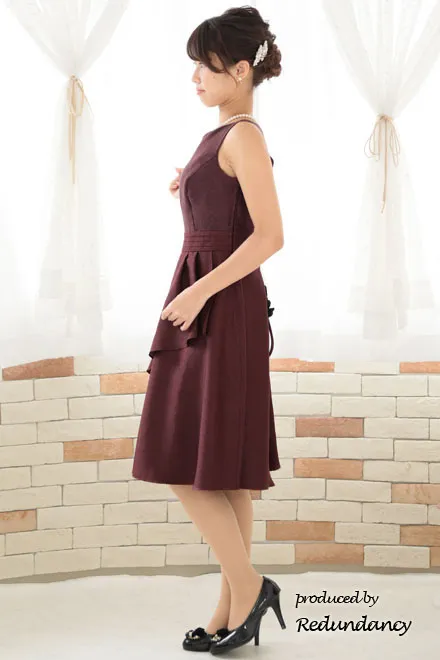 ワインレッドのアシンメトリーシャンタンドレス