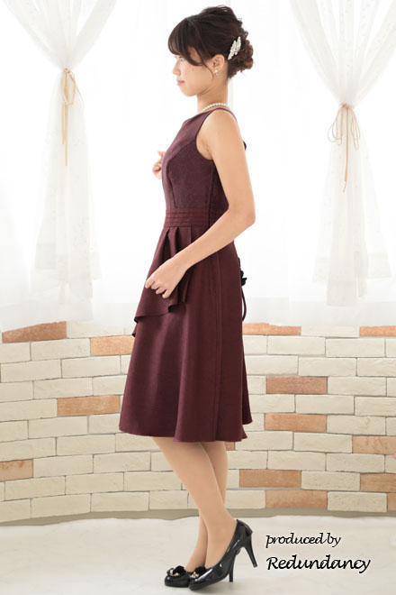 ワインレッドのアシンメトリーシャンタンドレス