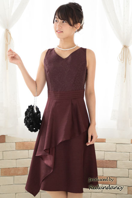 ワインレッドのアシンメトリーシャンタンドレス