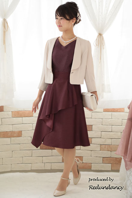 ワインレッドのアシンメトリーシャンタンドレス