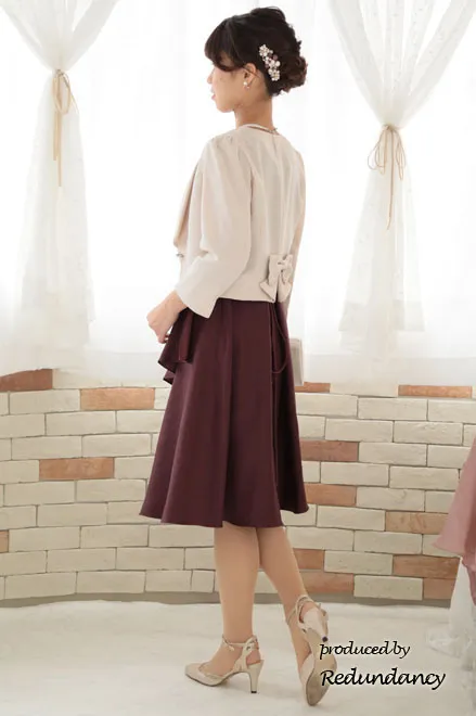 ワインレッドのアシンメトリーシャンタンドレス