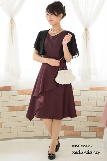 ワインレッドのアシンメトリーシャンタンドレス