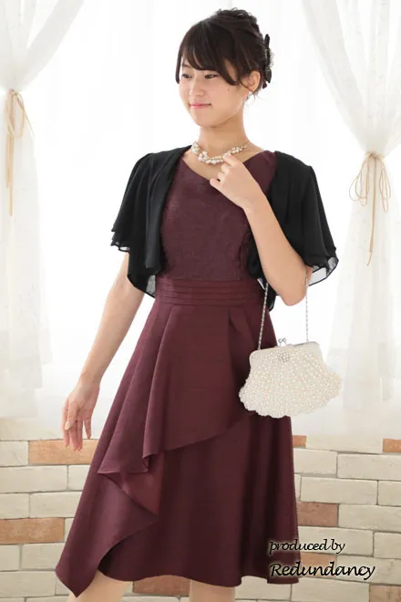 ワインレッドのアシンメトリーシャンタンドレス