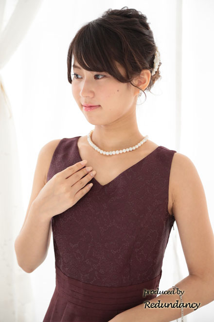 ワインレッドのアシンメトリーシャンタンドレス