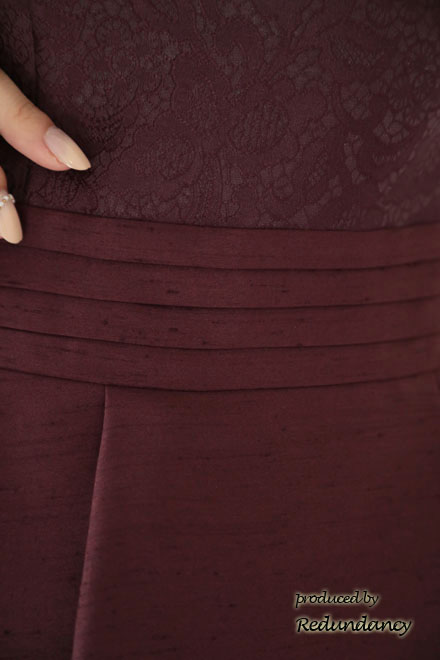 ワインレッドのアシンメトリーシャンタンドレス