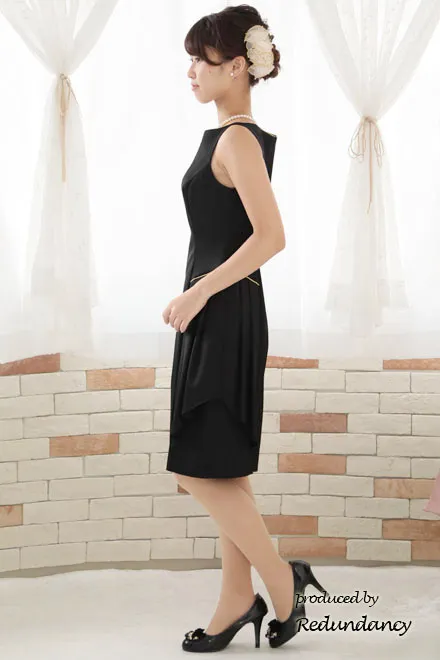 ブラックのサイドフリルゴールドラインドレス