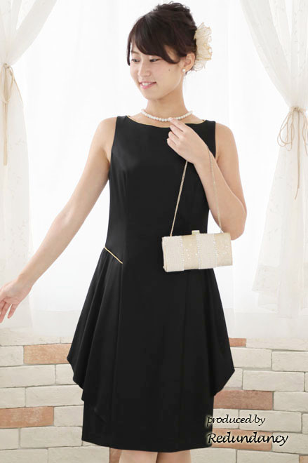 ブラックのサイドフリルゴールドラインドレス