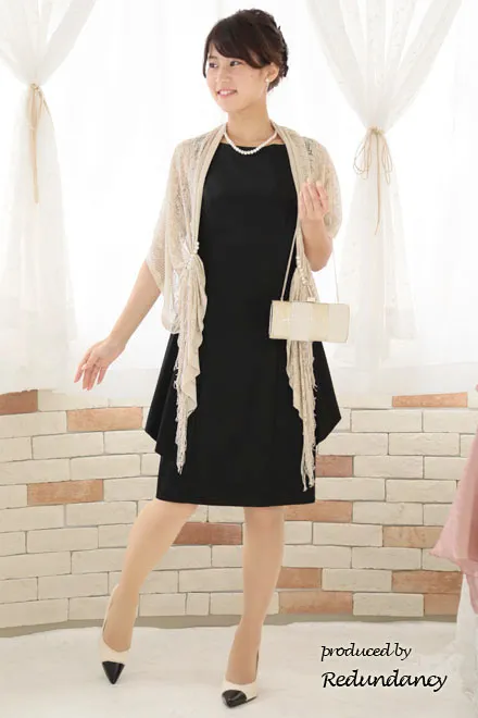 ブラックのサイドフリルゴールドラインドレス