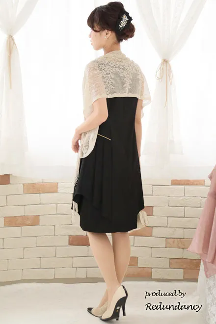 ブラックのサイドフリルゴールドラインドレス