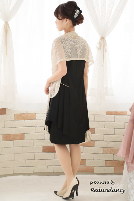 ブラックのサイドフリルゴールドラインドレス