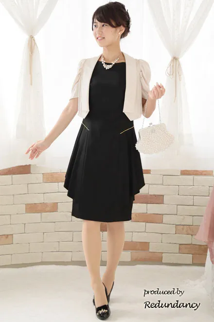 ブラックのサイドフリルゴールドラインドレス