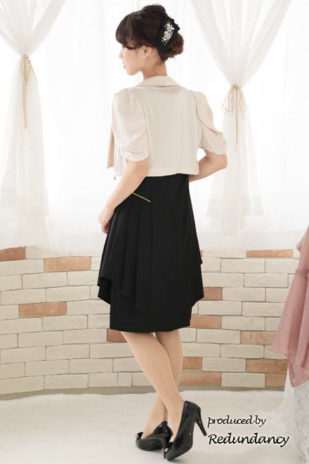 ブラックのサイドフリルゴールドラインドレス