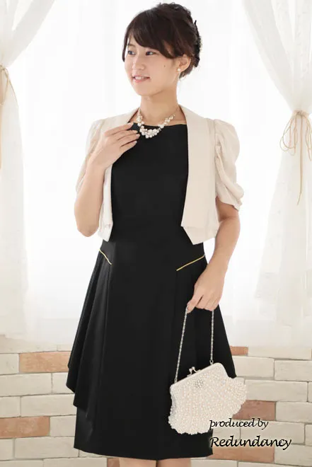 ブラックのサイドフリルゴールドラインドレス