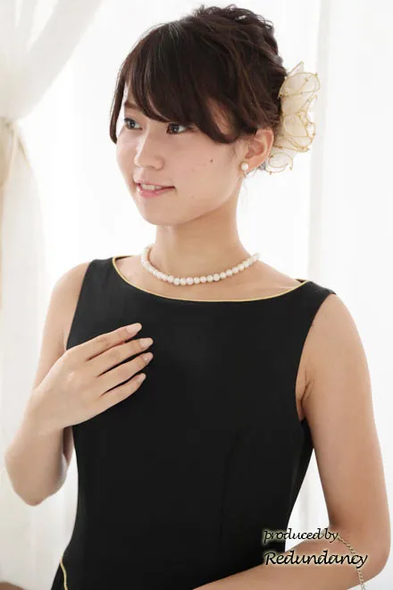 ブラックのサイドフリルゴールドラインドレス