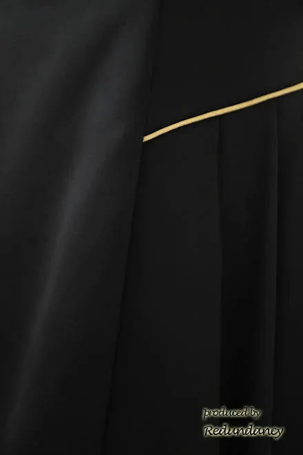 ブラックのサイドフリルゴールドラインドレス