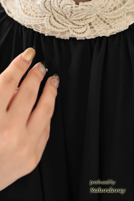 ブラック×ゴールドのハイネック刺繍アメリカンスリーブドレス