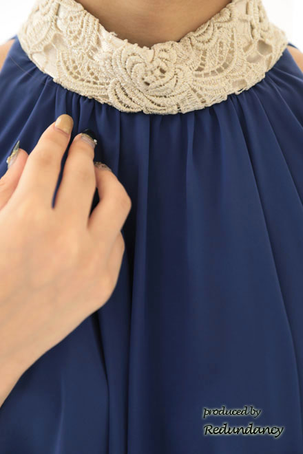 ブルー×ゴールドのハイネック刺繍アメリカンスリーブドレス