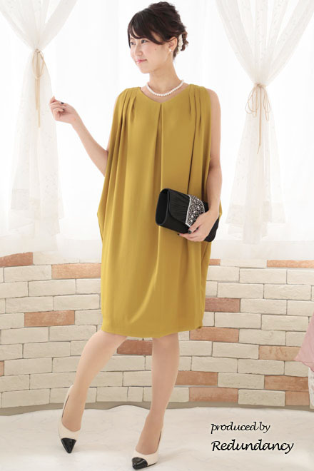 マスタードイエローのVネックコクーンドレス