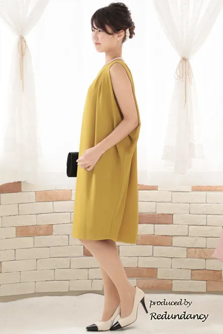 マスタードイエローのVネックコクーンドレス