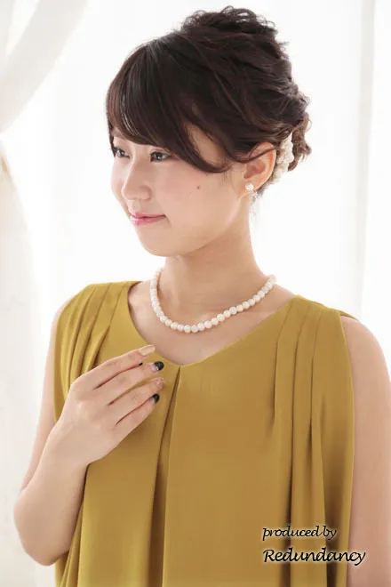 マスタードイエローのVネックコクーンドレス