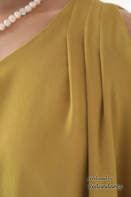 マスタードイエローのVネックコクーンドレス