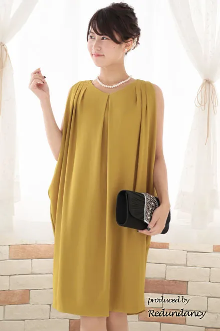 マスタードイエローのVネックコクーンドレス