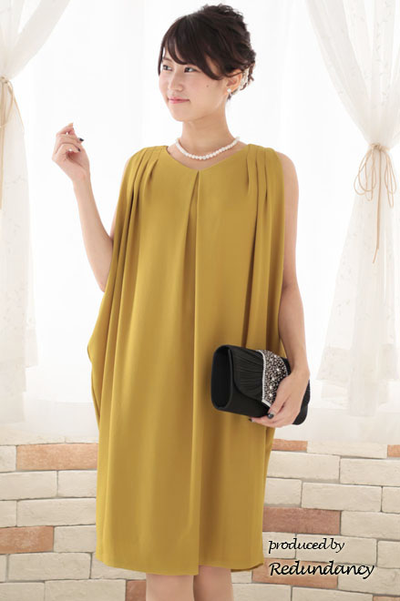 マスタードイエローのVネックコクーンドレス