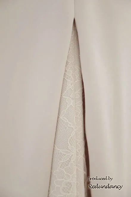 グレージュのレーススリットIラインドレス