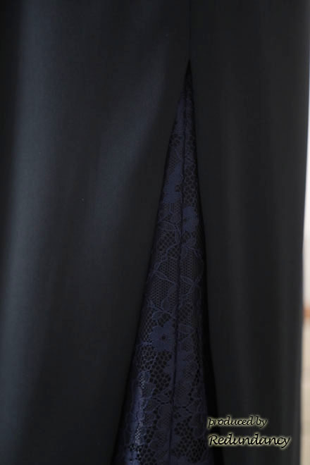 ネイビーのレーススリットIラインドレス