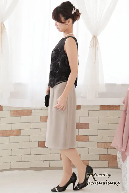 ベージュ×ブラックのツーピース風スパンコール刺繍ドレス