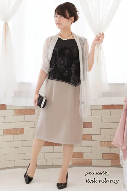 ベージュ×ブラックのツーピース風スパンコール刺繍ドレス