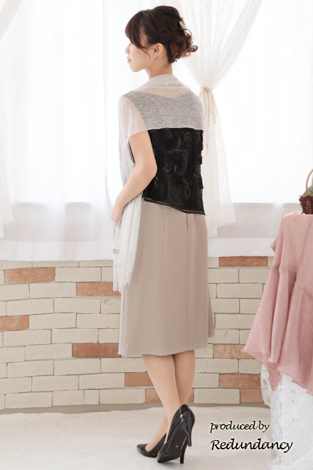 ベージュ×ブラックのツーピース風スパンコール刺繍ドレス