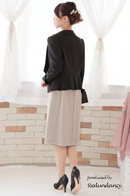 ベージュ×ブラックのツーピース風スパンコール刺繍ドレス