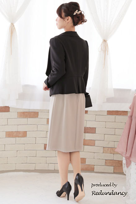 ベージュ×ブラックのツーピース風スパンコール刺繍ドレス