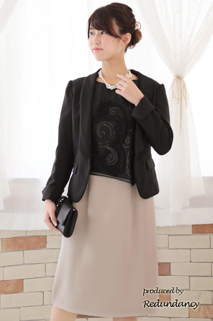 ベージュ×ブラックのツーピース風スパンコール刺繍ドレス