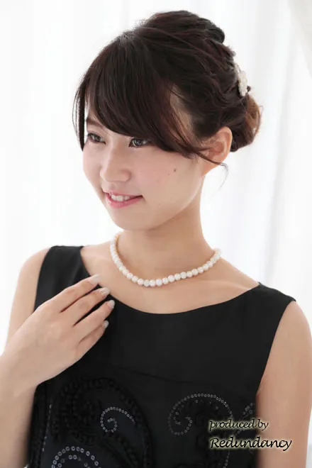 ベージュ×ブラックのツーピース風スパンコール刺繍ドレス