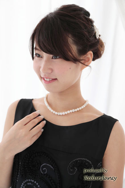 ベージュ×ブラックのツーピース風スパンコール刺繍ドレス